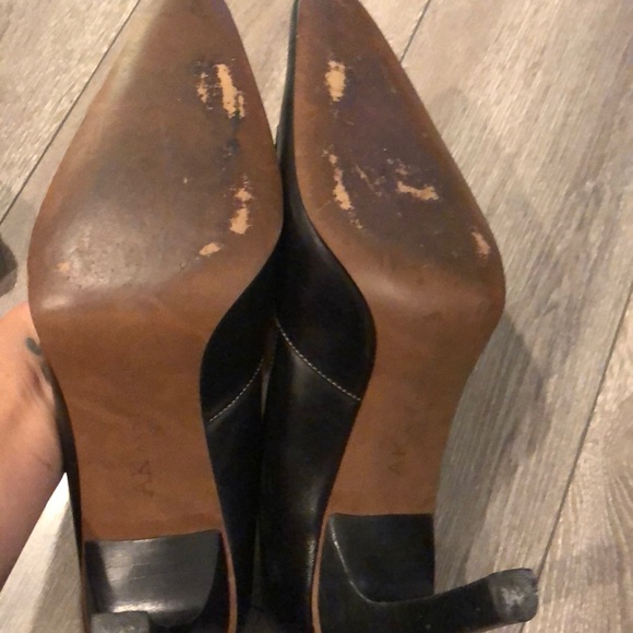 Pointed heels with button accent - Picture 5 of 5